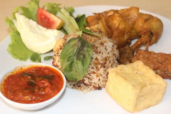 Tampilan Nasi Tutug Teri Khas Sunda lengkap dengan ayam, tahu, tempe, lalaban dan sambal (Sumber : X/@dapurtutug)