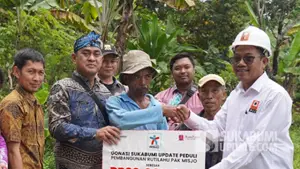 Camat Cibadak, Mulyadi bersama Yayasan Sukabumi Update Peduli memberikan bantuan kepada Abah Misjo. (Sumber : Sukabumiupdate.com).
