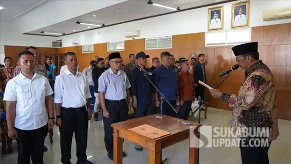 Bupati Sukabumi, Asep Japar, saat melantik pengurus FPRB Kabupaten Sukabumi. (Sumber : SU/Turangga Anom).