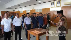 Bupati Sukabumi, Asep Japar, saat melantik pengurus FPRB Kabupaten Sukabumi. (Sumber : SU/Turangga Anom).