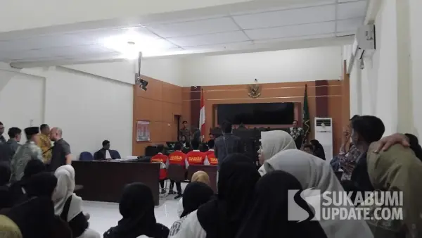 Situasi persidangan 8 terdakwa kasus pengrusakan rumah retret Cidahu di PN Cibadak Sukabumi pada Kamis (2/10/2025) (Sumber: SU/Ilyas Supendi)