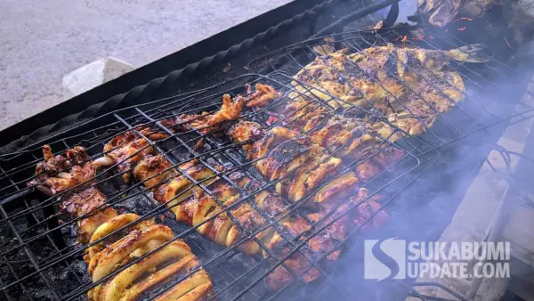 Olahan Cumi bakar di kawasan wisata alam geopark Ciletuh Sukabumi. (Sumber: SU/Ragil Girang)