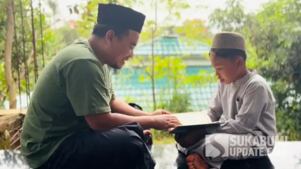 Rio bersama Ustadz Nurdin Pranika saat belajar Ilmu agama di Ponpes Nurul Mubtadien. (Sumber: Dok Ponpes Nurul Mubtadien)