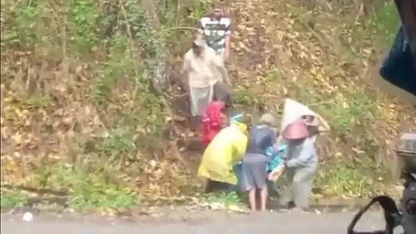 Video warga yang tengah mengevakuasi warga Bogor diduga kaget suara petir di Kampung Ciawitali, Desa Kabandungan, Kecamatan Kabandungan, Kabupaten Sukabumi, Rabu (1/10/2025). (Sumber : Screenshot Video Facebook@Kabandungan Info).