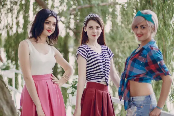 Ilustrasi Gaya Fashion Retro 90an yang kembali trend di era sekarang (Sumber : fashionweekly)