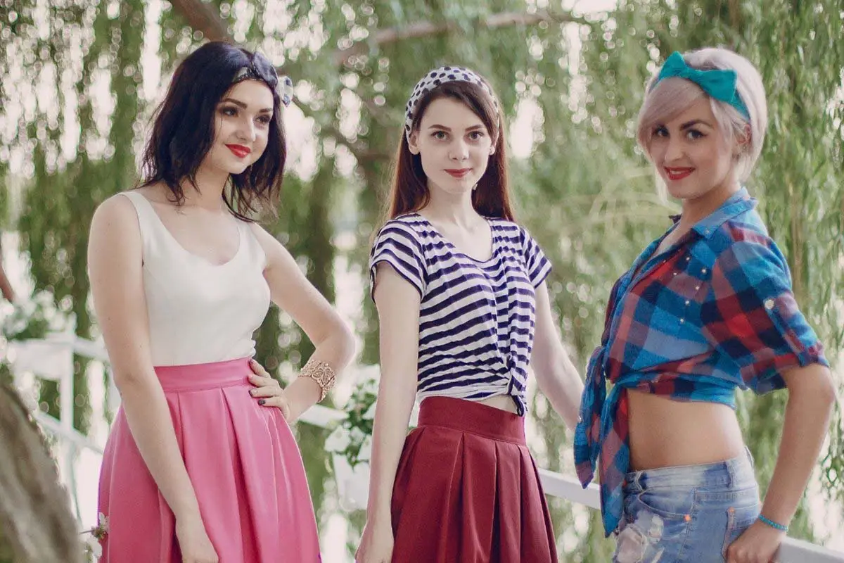Return to 90s: Gaya Fashion Retro yang Kembali Tren di Era Sekarang