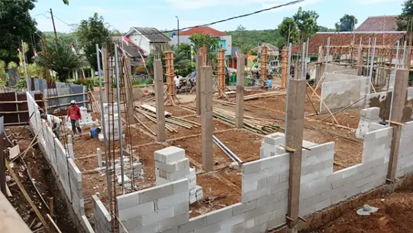 Potret Gedung Kantor Kecamatan Purabaya, Kabupaten Sukabumi yang Mulai Dilakukan Rehabilitasi. (Sumber : Dokumentasi Pemerintah Kecamatan Purabaya, Kabupaten Sukabumi.)
