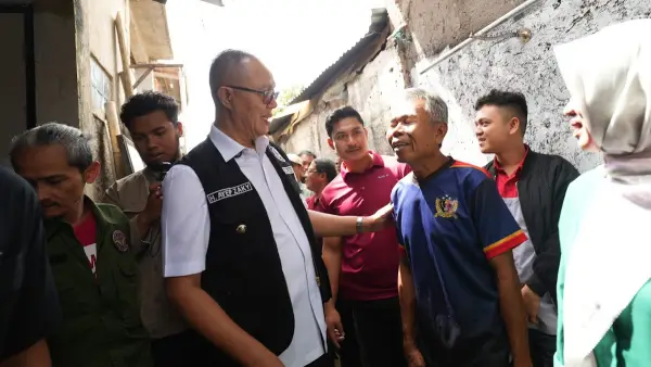 Wali Kota Sukabumi bersama warga. Pantau realisasi program rutilahu (Sumber: dokpim kota sukabumi)