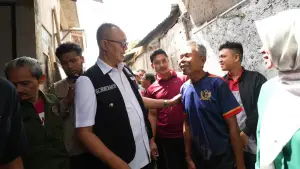 Wali Kota Sukabumi bersama warga. Pantau realisasi program rutilahu (Sumber: dokpim kota sukabumi)