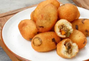 Combro makanan tradisional khas Sunda perpaduan gurih pedas dan tekstur renyah diluar dan lembut di dalam (Sumber : X/@eatsimple_x)