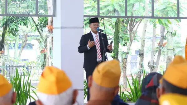 Wakil Gubernur Jawa Barat Erwan Setiawan saat memberikan sambutan dalam peringatan Hari Veteran Nasional 2025 yang digelar LVRI. (Sumber Foto: Biro Adpim Jabar)