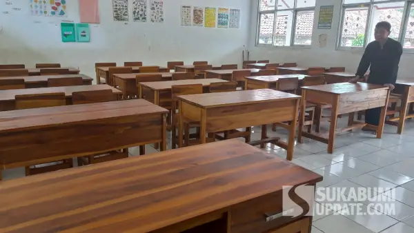 Meja belajar untuk siswa SDN Cibitung, Sukabumi (Sumber: SU/Ragil Gilang)