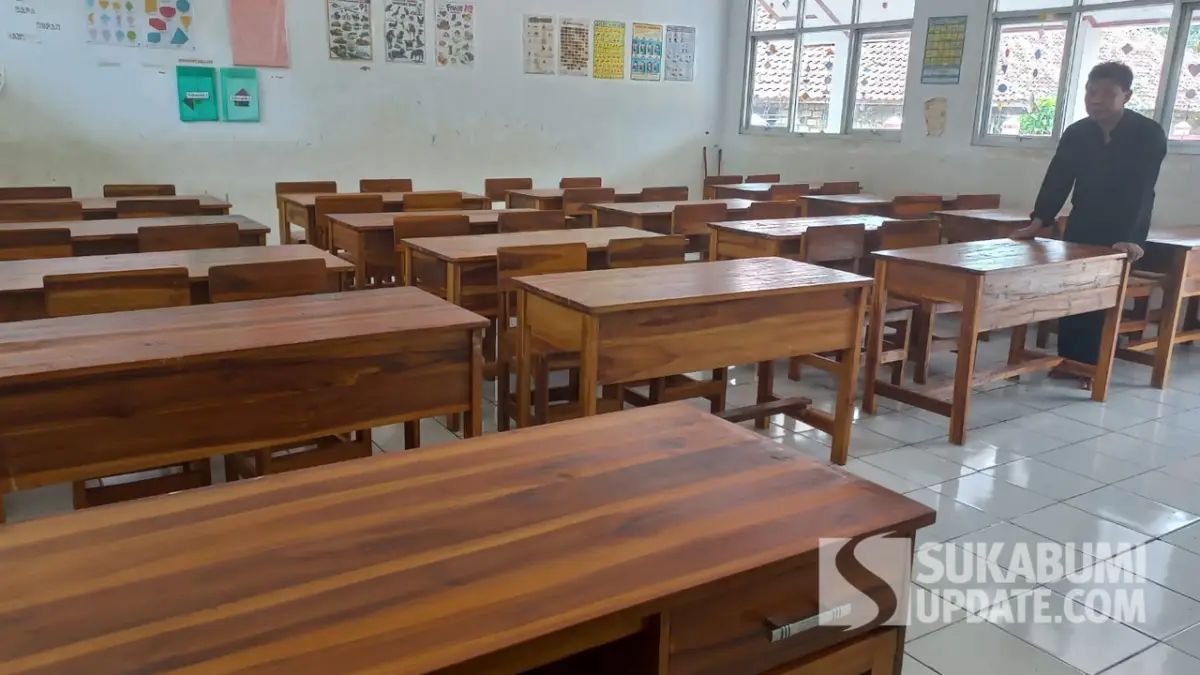 Disdik Sukabumi Serahkan 32 Meja, Siswa SDN Cibitung Akhirnya Belajar Dengan Nyaman