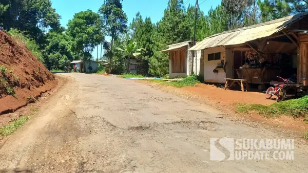 Jalan rusak di ruas jalan Lengkong–Simpenan  Kabupaten Sukabumi (Sumber: SU/Ragil Gilang)