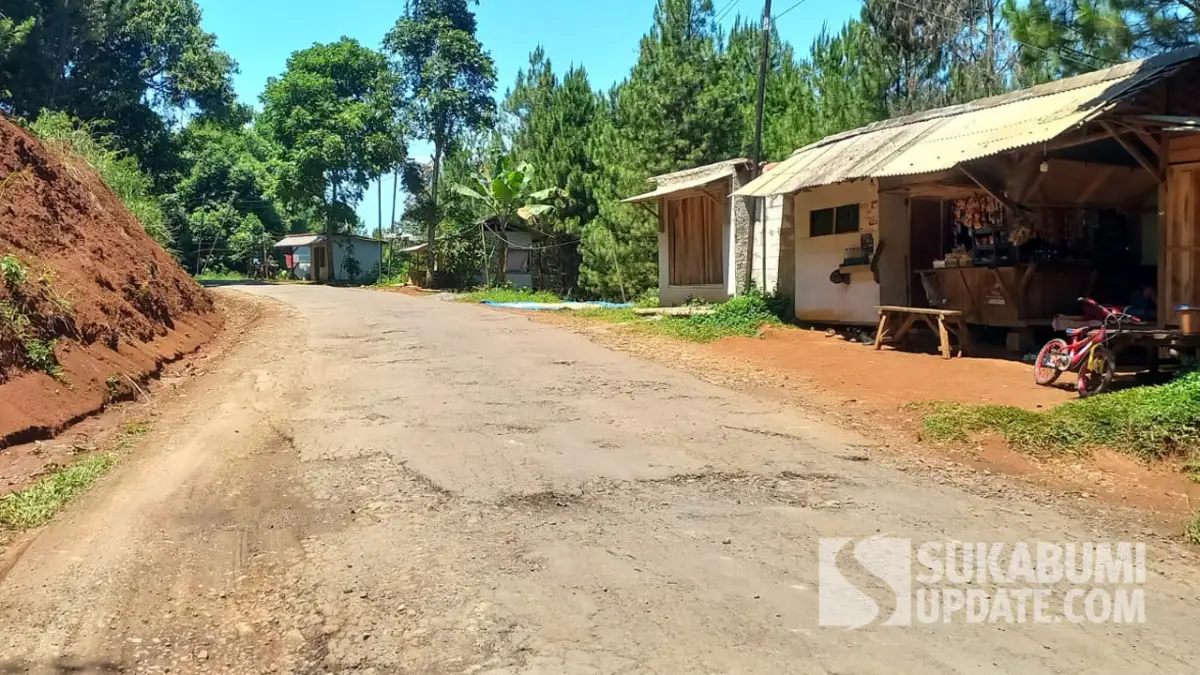 Warga Keluhkan Jalan Lengkong–Simpenan Sukabumi Rusak: Banyak Aspal Terkelupas
