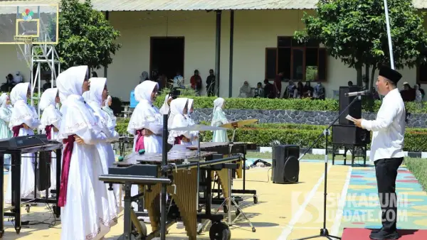 Wabup Andreas saat melepas tim putri Marching Band Assalam. Sabtu (4/10/2025) (Sumber: Dokpim)
