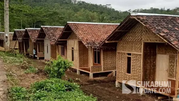 Rumah panggung yang dibangun oleh komunitas Sehati Gerak Bersama untuk para korban bencana di Kabupaten Sukabumi | Foto : Ragil Gilang
