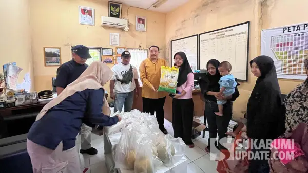 Pemberian bantuan untuk penanganan stunting untuk warga di Cicurug Kabupaten Sukabmi | Foto : Ibnu Sanubari