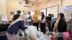 Pemberian bantuan untuk penanganan stunting untuk warga di Cicurug Kabupaten Sukabmi | Foto : Ibnu Sanubari