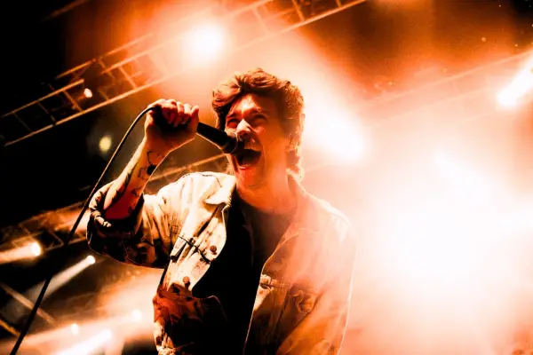 Bleeding Verse profilnya secara terbuka menyatakan menggunakan lirik manusia, diubah menjadi lagu dengan AI diluncurkan akhir Juli 2025. (Sumber: x/@HoldingAbsence)