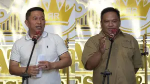 Wabup Sukabumi Andreas dan Ketua DPRD Kabupaten Sukabumi Budi Azhar Mutawali memberikan sambutan dalam acara Malam Keakraban Harmoni Budaya HJKS ke-155. (Sumber Foto: Diskominfosan Kab. Sukabumi)