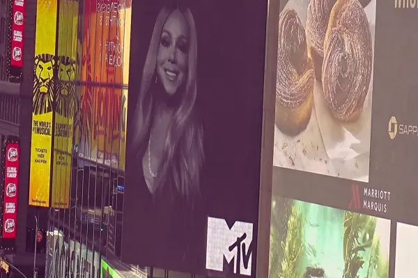 Konser The Celebration of Mimi ini bukan cuma show, melainkan sebuah mesin waktu yang membawa kita semua balik ke era kaset, MTV. (Sumber: Facebook/@mariahcarey)
