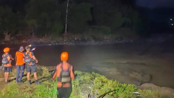 Tim SAR gabungan sisir sungai Cimandiri di Warungkiara. (Sumber: dok tim sar)