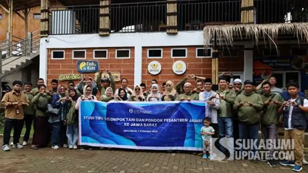 Para peserta saat berfoto dalam kegiatan studi tiru. (Sumber: Dok Al Umanaa)