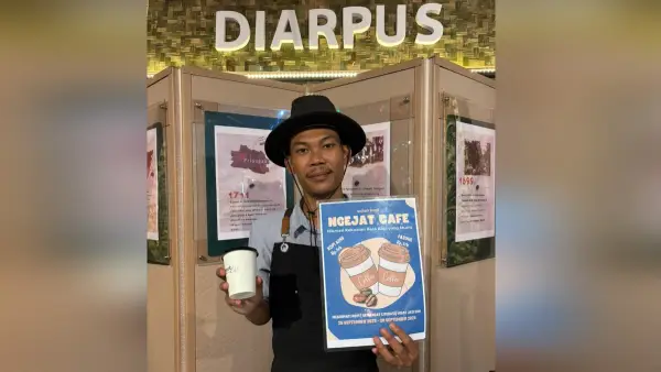 Khoerul Anwar, warga Kecamatan Caringin yang akrab disapa Away, merupakan alumni pelatihan barista dari program Kopi Baper (Sumber: dok diarpus)