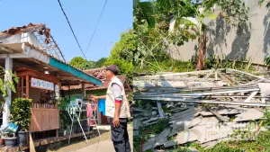 Sejumlah atap rumah warga mengalami kerusakan akibat hujan deras disertai angin kencang pada Minggu (5/10/2025). (Sumber: Dok Warga)