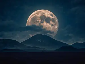 Ilustrasi Supermoon - Jangan lewatkan momen langka saat Bulan tampak lebih besar dan lebih terang di langit malam Indonesia! (Sumber : Canva)