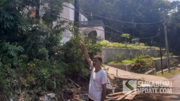Warga setempat saat menunjukan lokasi dua pekerja tersengat listrik di Desa Karangpapak, Kecamatan Cisolok, Kabupaten Sukabumi (Sumber: SU/Ilyas Supendi)