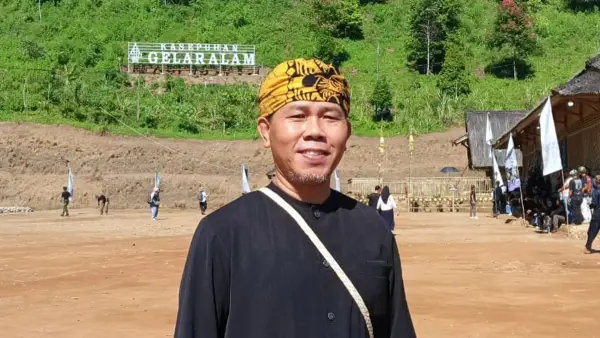 Kepala Dinas Pemberdayaan Masyarakat dan Desa (DPMD) Kabupaten Sukabumi, Gun Gun Gunardi, menghadiri perayaan Seren Taun ke-657 Kasepuhan Gelar Alam (Sumber: dok dpmd)