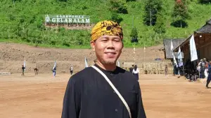 Kepala Dinas Pemberdayaan Masyarakat dan Desa (DPMD) Kabupaten Sukabumi, Gun Gun Gunardi, menghadiri perayaan Seren Taun ke-657 Kasepuhan Gelar Alam (Sumber: dok dpmd)