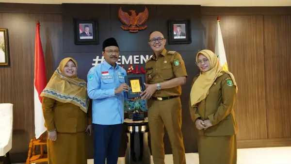Wali Kota Sukabumi Ayep Zaki saat bertemu Menteri Sosial Republik Indonesia, Saifullah Yusuf | Foto : Dokpim