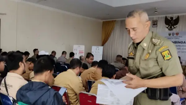 Program ini diperkenalkan melalui Sosialisasi dan Bimbingan Teknis (Bimtek) bagi admin tingkat kabupaten yang digelar di Aula Kecamatan Parungkuda, Senin (6/10/2025). (Sumber: dok satpol pp)
