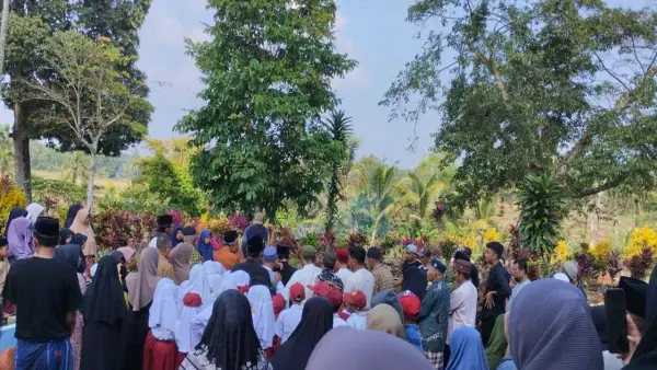 Pemakaman seorang siswi SD berinisial S (10 tahun) yang viral disebut terkait MBG di Sirnasari Kabupaten Sukabumi | Foto : Dok. Warga