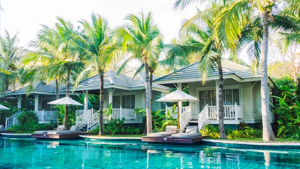 Ilustrasi - Rumah vs Hotel di Banyuwangi. (Sumber : Freepik.com/@mrsiraphol).