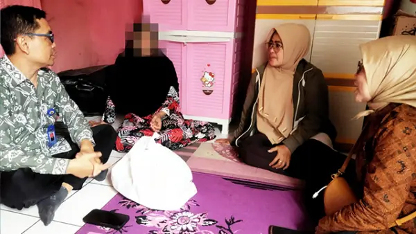 UPTD PPA wilayah sukabumi saat melakukan kunjungan ke rumah RR korban TPPO. (Sumber : Istimewa.).