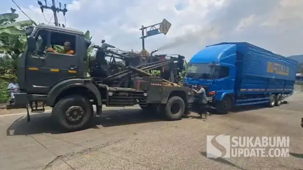 Proses evakuasi kendaraan yang terlibat kecelakaan beruntun di Pamuruyan Sukabumi. Selasa (7/10/2025). (Sumber: SU/Ibnu Sanubari)