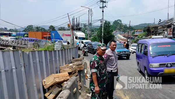 Pantauan lalu lintas kemacetan yang terjadi di Jalan Nasional Sukabumi-Bogor tepatnya di sekitar Jembatan Pamuruyan, Selasa (07/10/2025). (Sumber : SU/Ibnu Sanubari).
