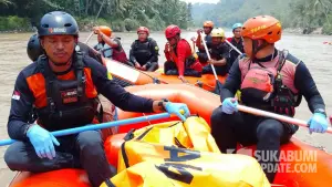 Tim SAR saat melakukan evakuasi jasad korban tenggelam di Sungai Cimandiri Sukabumi. Selasa (7/10/2025). (Sumber: Dok Tim SAR)