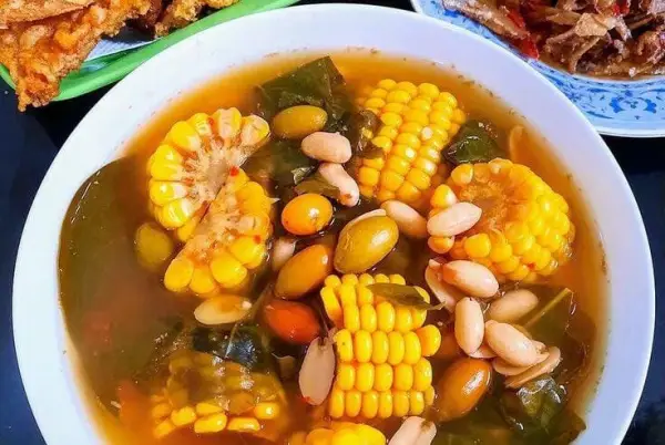 Tampilan Sayur Asem Khas Sunda,  versi Sunda biasanya memiliki kuah yang lebih bening, rasa asam yang lembut, serta aroma kencur dan daun salam yang kuat. (Sumber : X/@eatsimple_x)