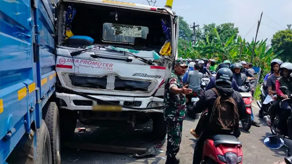 Kecelakaaan beruntun yang melibatkan enam kendaraan di Pamuruyan Sukabumi, Selasa (07/10/2025). (Sumber : SU/Ibnu Sanubari).