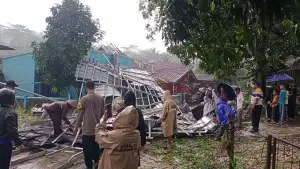 Kondisi 2 rumah warga mengalami kerusakan usia diterjang hujan es dan angin kecang di Jampangtengah, Kabupaten Sukabumi | Foto : Dok. Warga