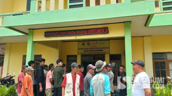 100 warga saat berkerumun di halaman balai desa Bojongsari, Kecamatan Jampangkulon, Kabupaten Sukabumi | Foto : Ragil Gilanng