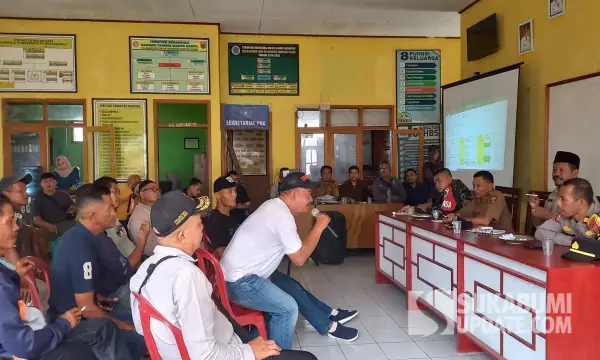 Warga saat berdialog dengan Pemdes Bojongsari dan Forkopimcam jampangkulon, Kabupaten Sukabumi | Foto : Tagil Gilang