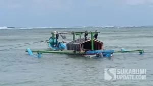 Perahu karam di perairan Ujunggenteng Sukabumi. Rabu (8/10/2025) (Sumber: Dok Warga)
