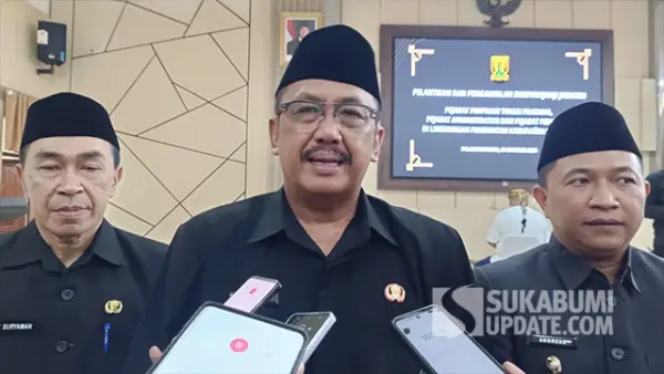 Bupati Sukabumi Asep Japar (tengah) di dampingi Wakil Bupati Sukabumi Andreas (kanan) dan Sekda Ade Suryaman (kiri). (Sumber : SU/Ilyas).