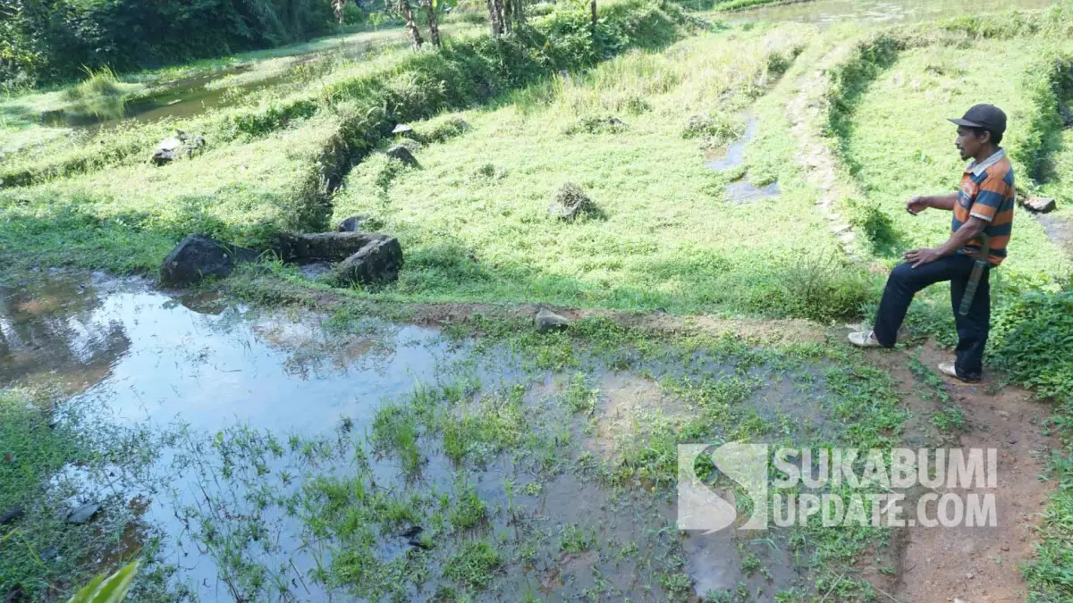 Warga menunjukkan salah satu sirah cai atau mata air yang mengalir ke perkampungan maupun sawah di Kasepuhan Ciptamulya.